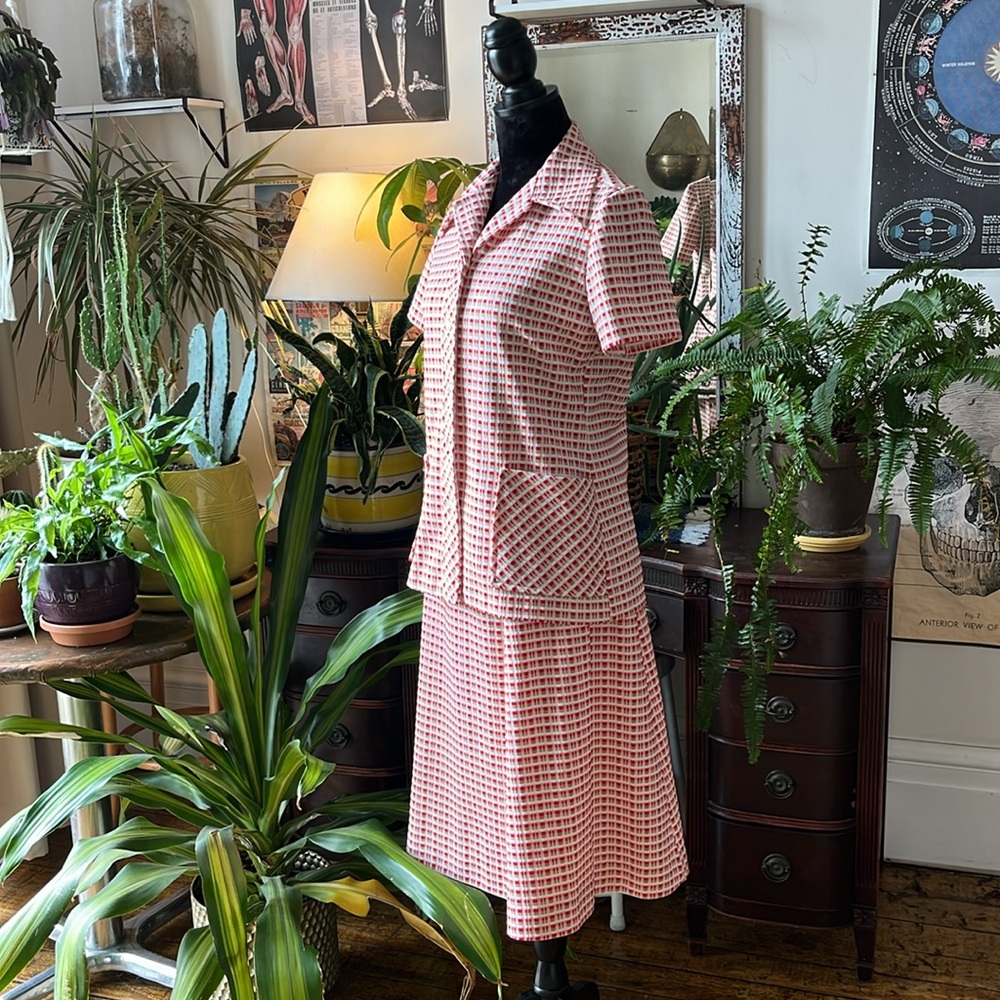 1970s polyester skirt set! Knee-length skirt with elastic waistband.